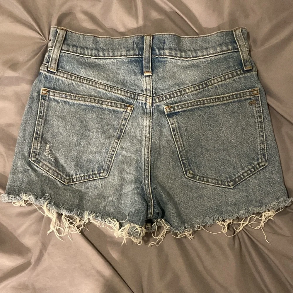 Madewell The Perfect Jean Short, light wash with fraying - Picture 4 of 6